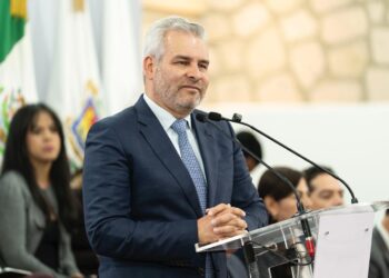 Impulso federal a educación llevará becas a más de 892 mil estudiantes: Bedolla