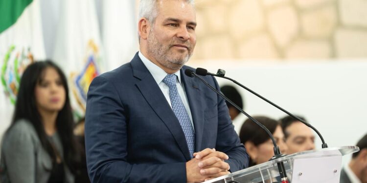 Impulso federal a educación llevará becas a más de 892 mil estudiantes: Bedolla