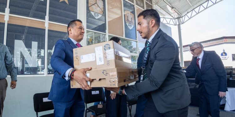 Entrega Carlos Torres Piña equipo de cómputo a fiscalías regionales en la primera etapa del programa de fortalecimiento tecnológico de la FGE