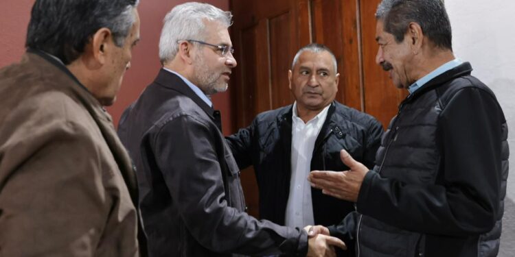 Acuerda Bedolla con transportistas, condonaciones y descuentos para el Buen Fin