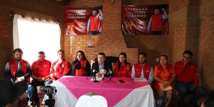 Continúan gestiones, acciones y entrega de apoyos subsidiados en la Casa Enlace Tacámbaro