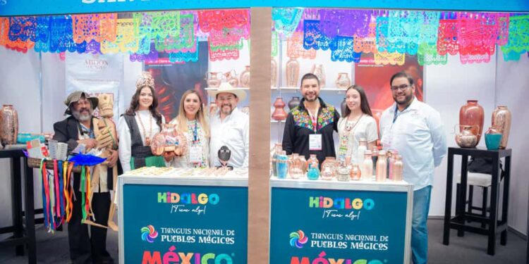 Dayana Pérez Mendoza impulsa la presencia de Santa Clara del Cobre en el Tianguis Nacional de Pueblos Mágicos