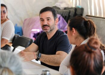 Yankel Benítez informa a vecinos de la Rubén Jaramillo sobre avances en red de drenaje