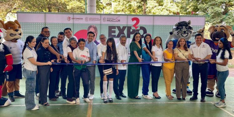 Más de mil 300 jóvenes de Apatzingán eligen futuro profesional con ExpoUnis 2025