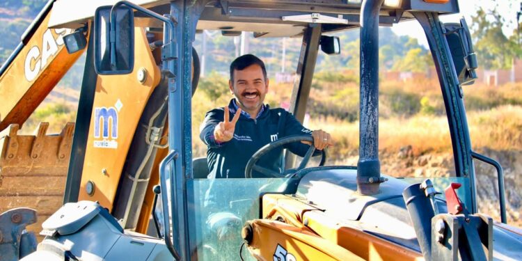 Yankel Benítez Silva encabeza intervención de terreno baldío en Villas del Sur