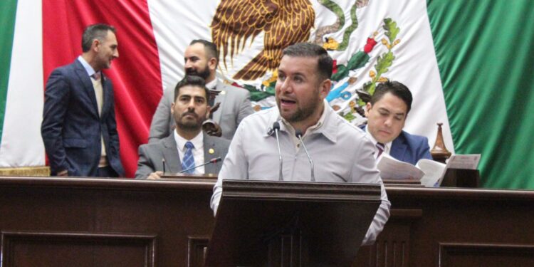 Plantea Reyes Galindo reforma para restringir circulación de camiones que transportan material peligroso