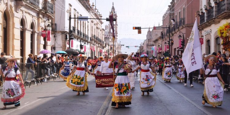 Sin contratiempos y en ambiente familiar se realizan desfiles por el 115 Aniversario de la Revolución Mexicana en Michoacán: Segob