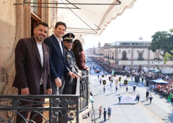 Familias disfrutan en orden y paz el Desfile del 20 de Noviembre en Morelia
