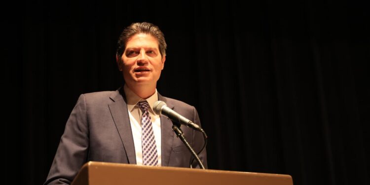 Alfonso Martínez llama a jóvenes a prepararse ante retos como la globalización y la IA