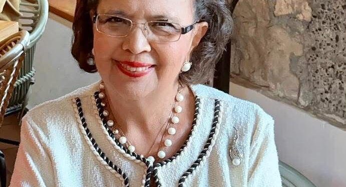 UMSNH reconoce trayectoria de la licenciada Guadalupe Morales, ejemplo de entrega y compromiso con la educación