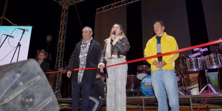 Dayana Pérez Mendoza acompaña y brinda apoyo económico en la celebración de Santa Cecilia en Zirahuén