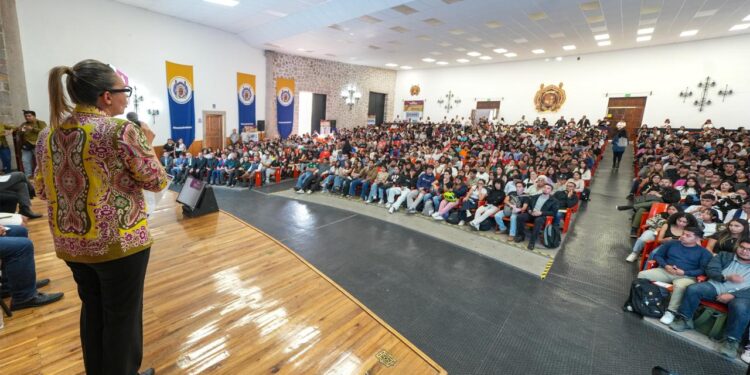 En reunión multitudinaria anuncian la Beca Gertrudis Bocanegra; Yarabí Ávila declara lista a la UMSNH para colaborar con la Federación