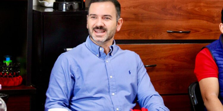 Yankel Benítez y autoridades de Santiago Undameo, establecen ruta de trabajo