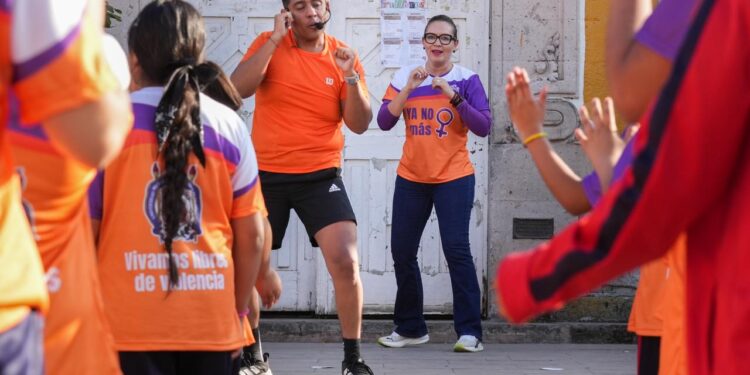 Estudiantes de la Técnica 13 y la UMSNH se pronuncian contra la violencia de género