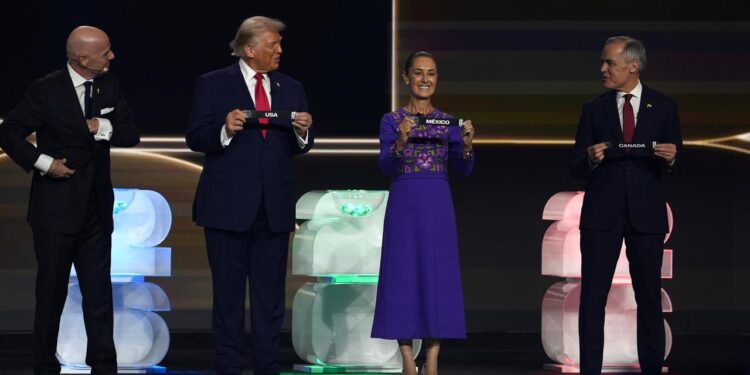 ESTAMOS ORGULLOSOS Y ORGULLOSAS DE RECIBIR POR TERCERA VEZ LA COPA MUNDIAL. TENEMOS UN PUEBLO EXTRAORDINARIO: PRESIDENTA CLAUDIA SHEINBAUM EN SORTEO FIFA 2026