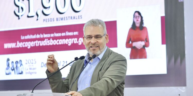 Beca Gertrudis Bocanegra abatirá la deserción; apoyará a más de 98 mil universitarios en Michoacán