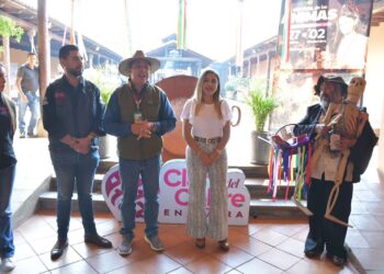 Dayana Pérez Mendoza da la bienvenida a estudiantes de la Universidad de Morelia en Santa Clara del Cobre
