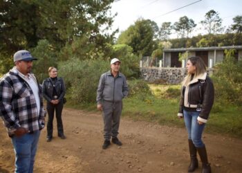 Dayana Pérez Mendoza entrega balastre en Paramuen para fortalecer la movilidad de productores del campo
