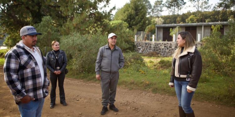 Dayana Pérez Mendoza entrega balastre en Paramuen para fortalecer la movilidad de productores del campo