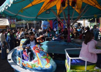 *Disfrutan niños y jóvenes con discapacidad de juegos mecánicos sin costo*