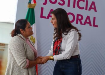 Gabriela Molina escucha y resuelve caso de escuela en Tzintzuntzan
