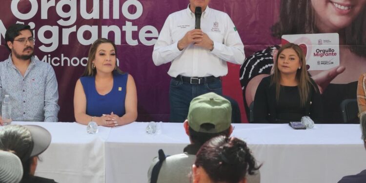 Semigrante entrega tarjetas “Orgullo Migrante” en Cuitzeo