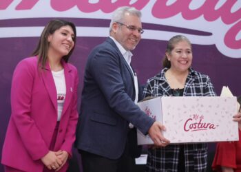 Bedolla impulsa autonomía económica de michoacanas; da más de 300 kits de autoempleo