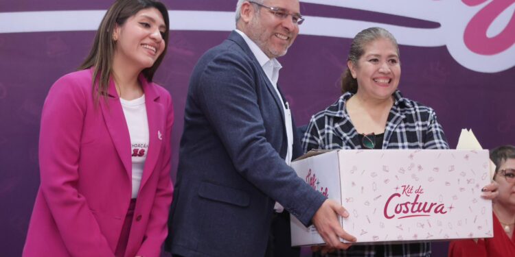 Bedolla impulsa autonomía económica de michoacanas; da más de 300 kits de autoempleo