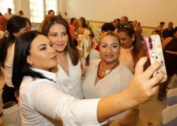 Comparte Paola Delgadillo proyectos exitosos del DIF Morelia a mujeres de Lázaro Cárdenas