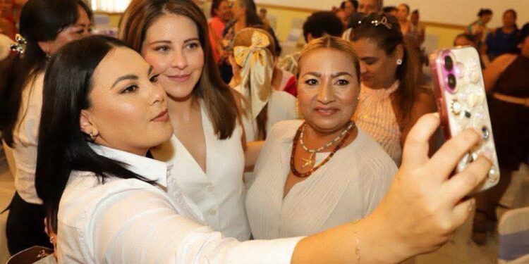 Comparte Paola Delgadillo proyectos exitosos del DIF Morelia a mujeres de Lázaro Cárdenas