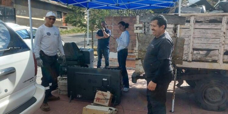 Yankel Benítez anuncia rehabilitación de canchas en tenencia Tacícuaro