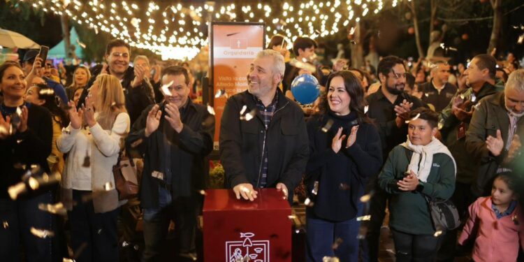 Luces, magia y alegría; inaugura Bedolla la Villa Navideña