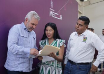 Entrega Bedolla apoyos a víctimas de explosión en Coahuayana