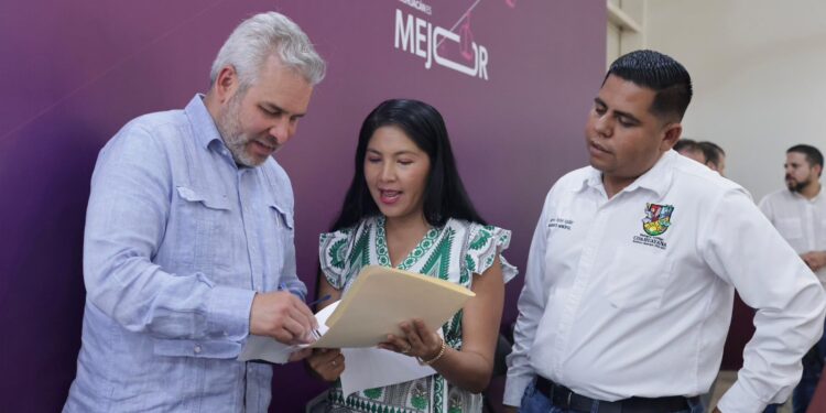 Entrega Bedolla apoyos a víctimas de explosión en Coahuayana