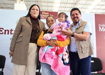 Entrega Ariadna Montiel Tarjetas de Bienestar a adultos mayores y madres trabajadoras, como parte del Plan Michoacán