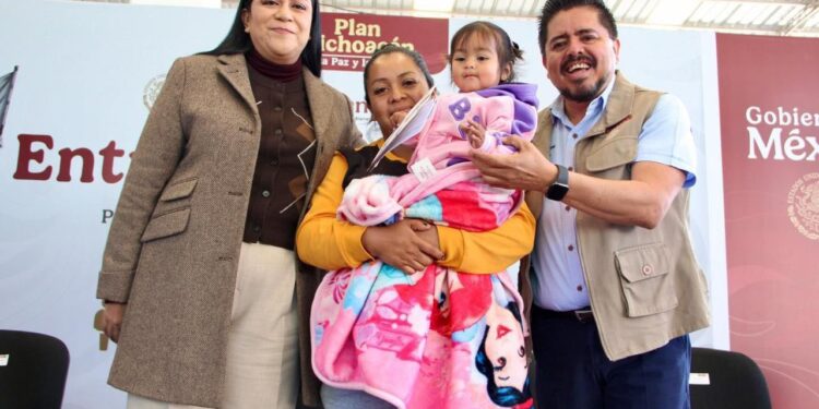Entrega Ariadna Montiel Tarjetas de Bienestar a adultos mayores y madres trabajadoras, como parte del Plan Michoacán