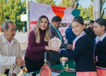 Dayana Pérez Mendoza respalda el civismo y la identidad nacional en escuelas de Salvador Escalante