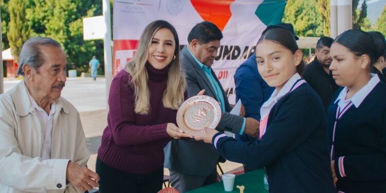 Dayana Pérez Mendoza respalda el civismo y la identidad nacional en escuelas de Salvador Escalante