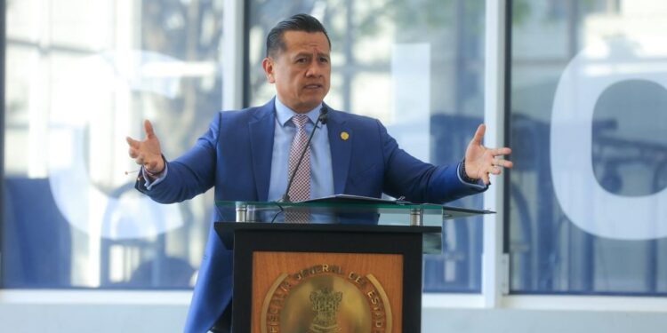 FGE fortalece infraestructura tecnológica con entrega de computadoras para personal de Jiquilpan y La Piedad