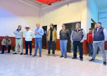 Adolfo Torres se reúne con vecinos de Santa María tras toma en instalaciones del Ooapas