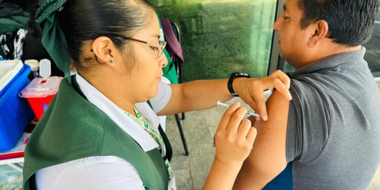 Continúa IMSS Michoacán campaña de vacunación invernal 2025-2026
