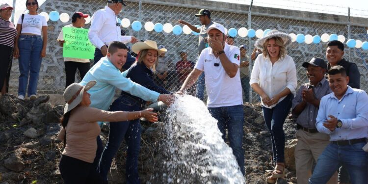 Celebra Vicente Gómez construcción de red de agua potable en La Nueva Jerusalén