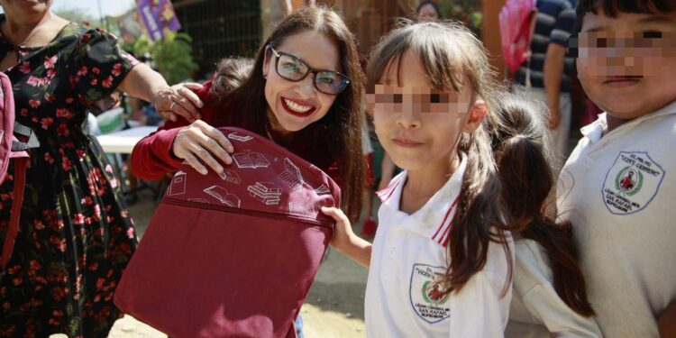 Reafirma Nalleli Pedraza compromiso con familias de Lázaro Cárdenas