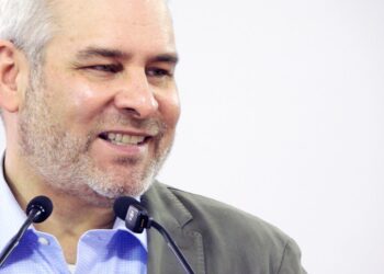 Bedolla en coordinación con estados vecinos para mejorar carreteras en límites con Michoacán