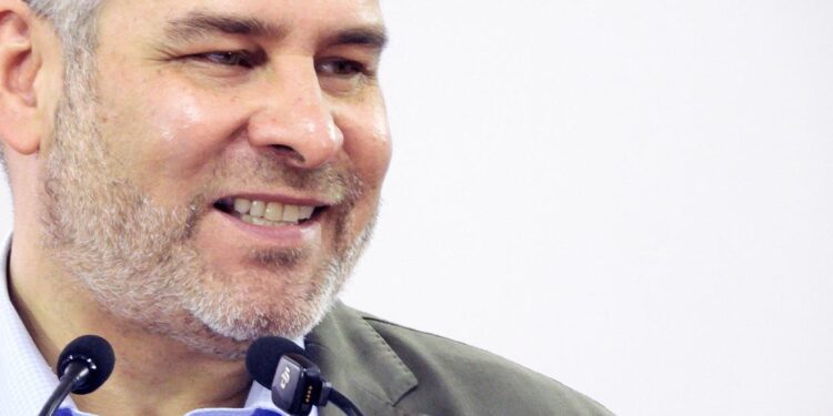 Bedolla en coordinación con estados vecinos para mejorar carreteras en límites con Michoacán