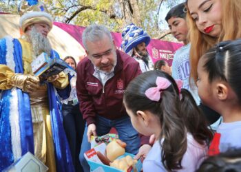 Con entrega de juguetes, celebra Bedolla el Día de Reyes en la Villa Navideña