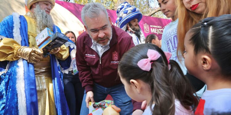Con entrega de juguetes, celebra Bedolla el Día de Reyes en la Villa Navideña