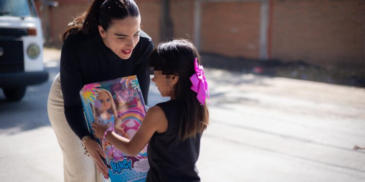 Desde las calles y con amor, Giulianna Bugarini lleva alegría a la niñez de Morelia