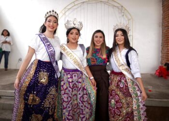 Dayana Pérez Mendoza acompaña la Danza de los Kurpites en Nuevo San Juan Parangaricutiro