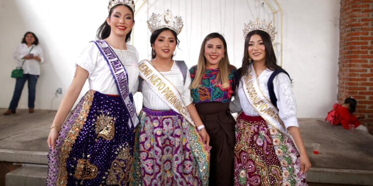 Dayana Pérez Mendoza acompaña la Danza de los Kurpites en Nuevo San Juan Parangaricutiro